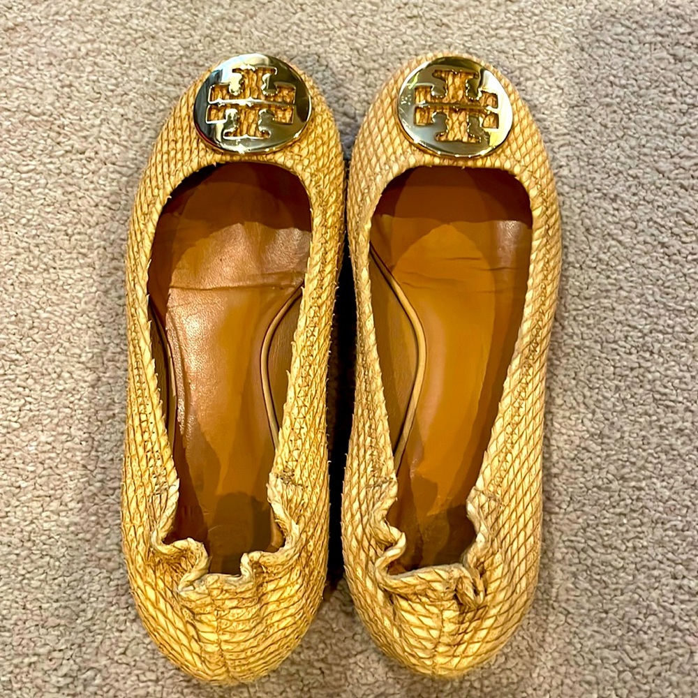 Tory Burch flat neutral with gold 7.5